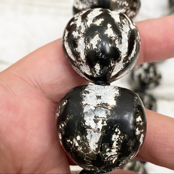 Kukui Nut HAWAIIAN Lei Black/White/Brown Oreo Crinkle Graduation 30” Necklace - Picture 6 of 7